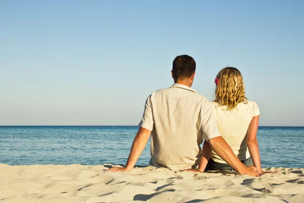 Pareja enamorada en la playa — Foto de Stock