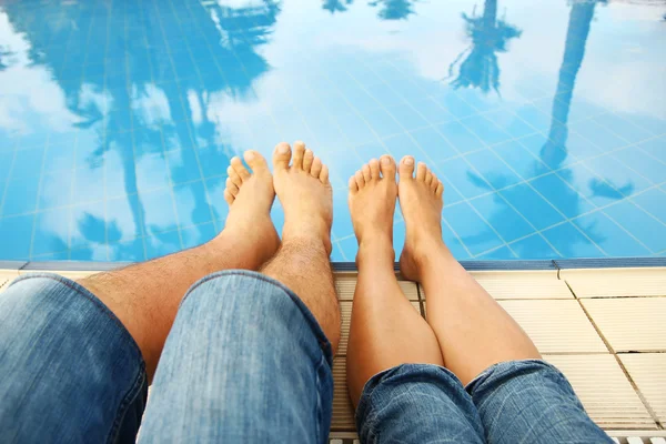 Gambe di coppia vicino alla piscina — Foto Stock