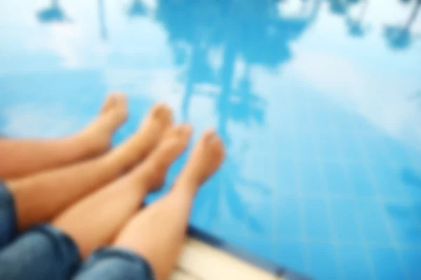 Ben av par nära pool — Stockfoto