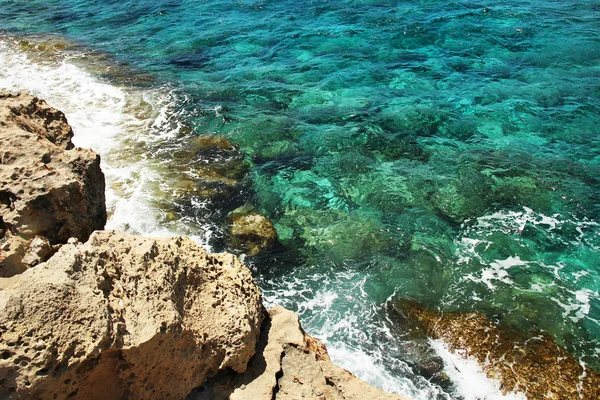 Морской берег со скалами — стоковое фото