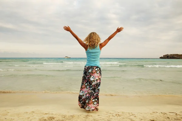 Glad ung flicka på stranden — Stockfoto