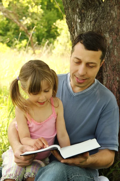 Vater mit Tochter beim Bibellesen — Stockfoto