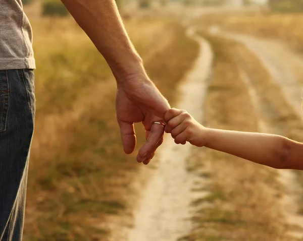 Genitore tiene la mano del bambino — Foto Stock