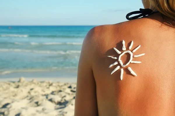 Crema solare sulla schiena femminile — Foto Stock