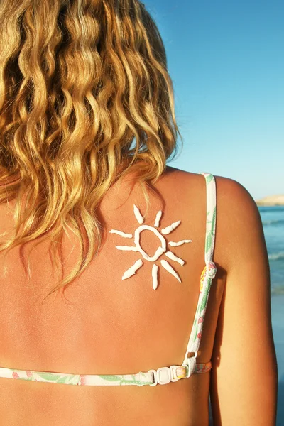 Crema de soare pe spate feminin — Fotografie, imagine de stoc