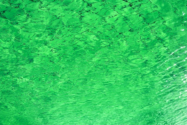 Acqua trasparente su verde — Foto Stock