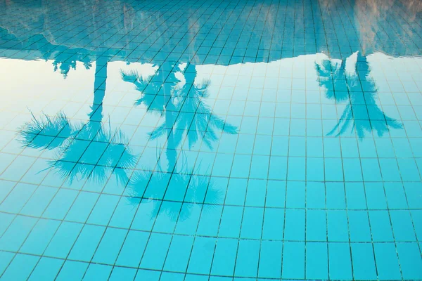 Sininen vesi uima-altaassa — kuvapankkivalokuva