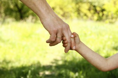 ebeveyn çocuğun elini tutar