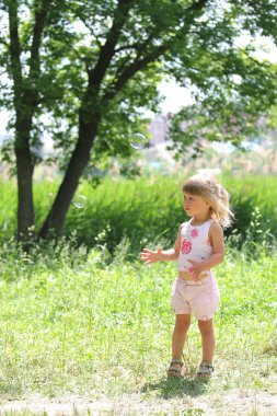 sabun köpüğü ile küçük kız