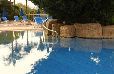 Yüzme havuzunda adımları