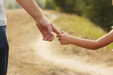 ebeveyn çocuğun elini tutar
