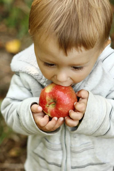 Apple ile güzel bir çocuk — Stok fotoğraf