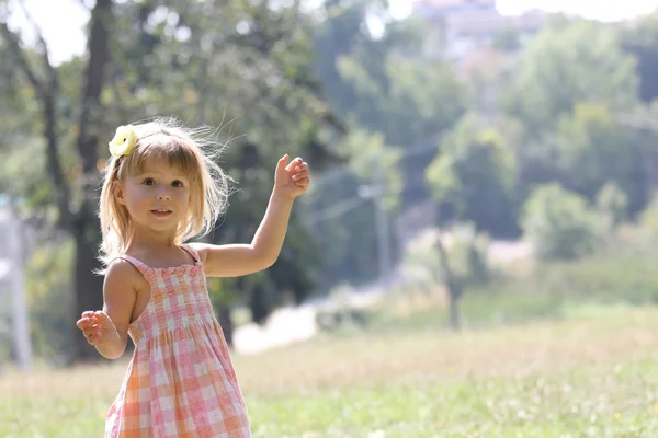 Beautiful little girl in nature — Stock Photo, Image