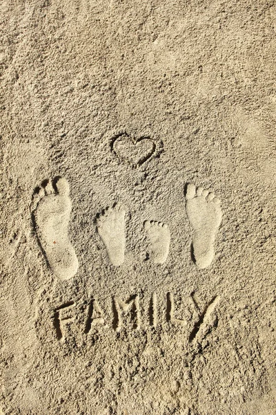 家庭在沙上的脚印 — 图库照片