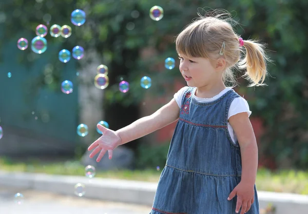 Liten flicka med såpbubblor — Stockfoto