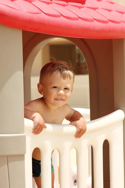 Bambino guarda fuori dalla finestra — Foto Stock