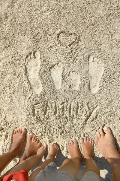 Fußabdrücke der Familie auf Sand — Stockfoto