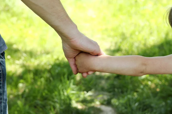 Le parent tient la main de l'enfant — Photo