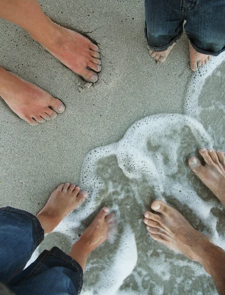 Familie voeten op zand — Stockfoto