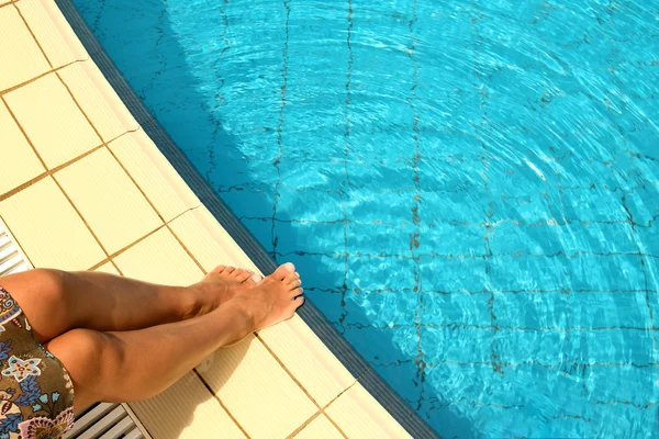 Pernas femininas perto da piscina — Fotografia de Stock