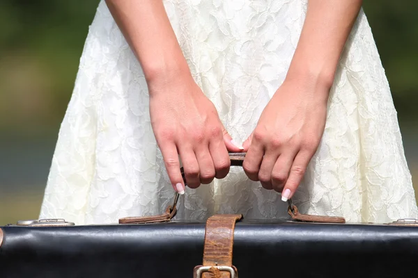 Manos femeninas con maleta — Foto de Stock