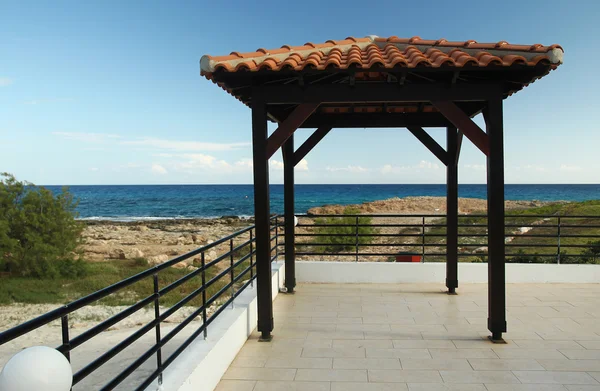 Pavilon na pláži poblíž modré moře — Stock fotografie