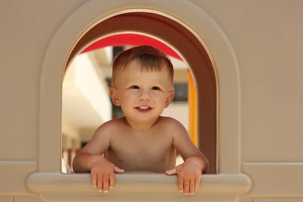 L'enfant regarde par la fenêtre — Photo