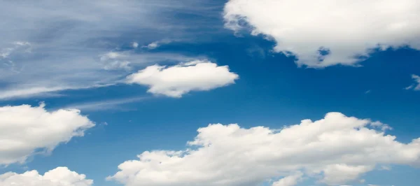 白い雲と青い空 — ストック写真