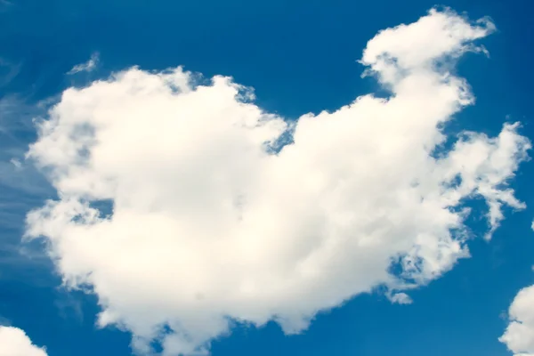 Ciel bleu avec des nuages blancs — Photo