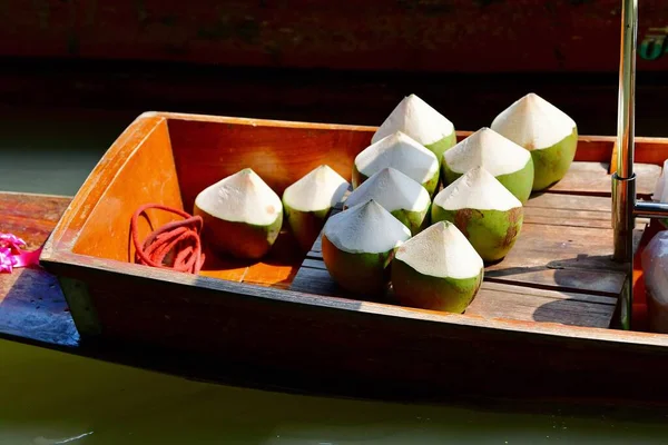 Kokosové Ovoce Obchodě Loděmi Ovoce Džusy Prodávají Turistům Lodí Zvláštním — Stock fotografie