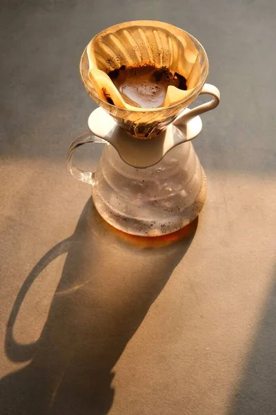 Kawa Kapiąca Kapanie Ziarna Kawy Mielonej Parzone Gorącą Wodą Zawartą — Zdjęcie stockowe