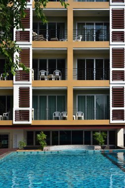 August Suites Pattaya Oteli 'nin parlak renkli balkonları: 15 Şubat 2018. Pattaya, Tayland.