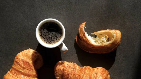 Weiße Kaffeetasse Und Bunte Croissants Auf Dunklem Hintergrund Blick Von — Stockfoto