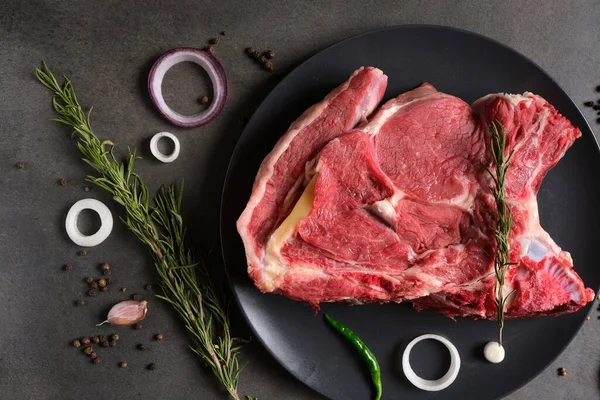 Syrový Hovězí Steak Různými Bylinkami Kořením Tmavém Pozadí Pohled Shora — Stock fotografie