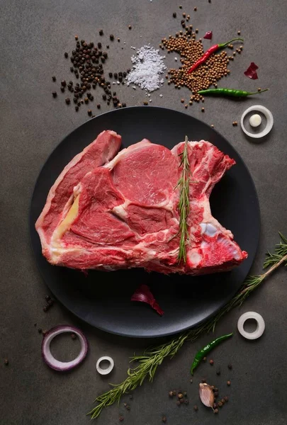 Syrový Hovězí Steak Různými Bylinkami Kořením Tmavém Pozadí Pohled Shora — Stock fotografie