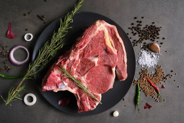 Syrový Hovězí Steak Různými Bylinkami Kořením Tmavém Pozadí Pohled Shora — Stock fotografie