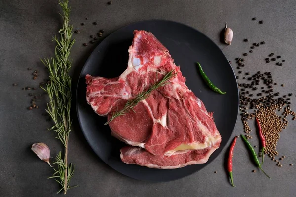 Syrový Hovězí Steak Různými Bylinkami Kořením Tmavém Pozadí Pohled Shora — Stock fotografie