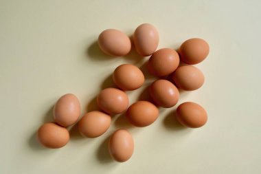 Hafif arka planda kahverengi yumurtalar. Yukarıdan görüntüle.