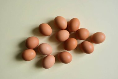 Hafif arka planda kahverengi yumurtalar. Yukarıdan görüntüle.