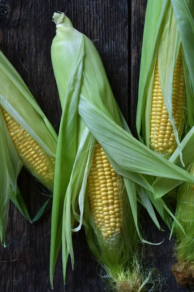Friss Színes Kukorica Egy Közeli Képen Egy Asztalon — Stock Fotó