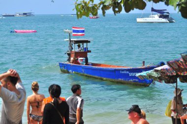 Ekim 2008, Pattaya Rıhtımı, Tayland: Pattaya rıhtımında turistleri bekleyen Tayland bayrağıyla mavi bir tekne.