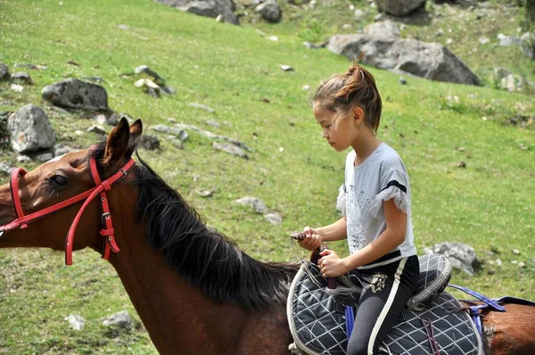 Marzo 2018 Kirghizistan Sulle Montagne Tien Shan Adolescente Impara Cavalcare — Foto Stock
