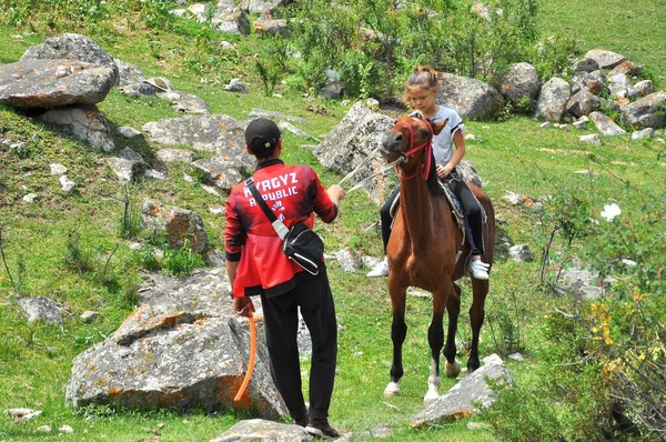 March 2018 Kyrgyzstan Tien Shan Mountains Teenage Girl Learns Ride — Stock Photo, Image