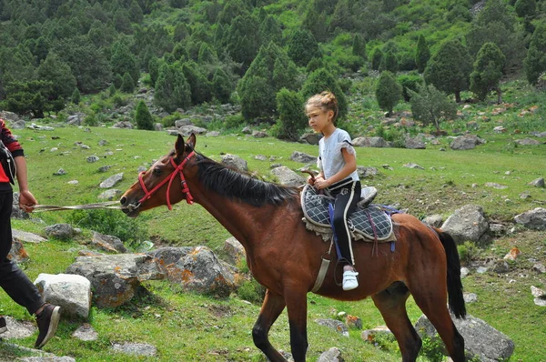 Marca 2018 Kirgistan Górach Tien Shan Nastoletnia Dziewczyna Uczy Się — Zdjęcie stockowe