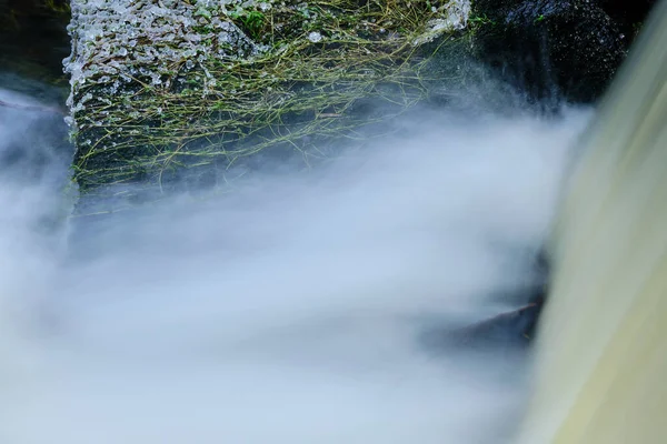 Agua Que Desciende Una Cascada Con Musgo Hielo Fondo —  Fotos de Stock