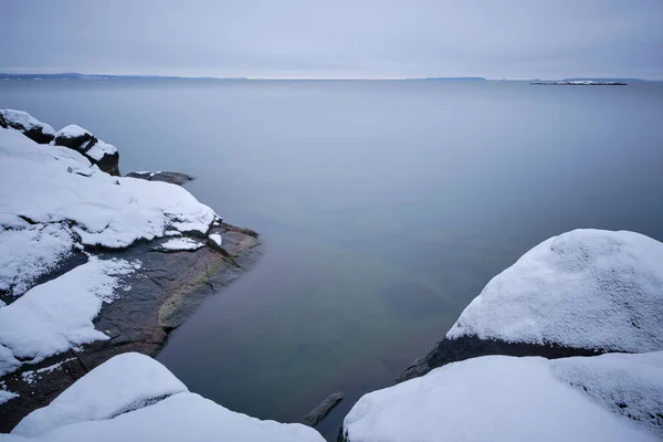 Larga Exposición Acantilados Nevados Junto Mar Con Horizonte Fondo —  Fotos de Stock