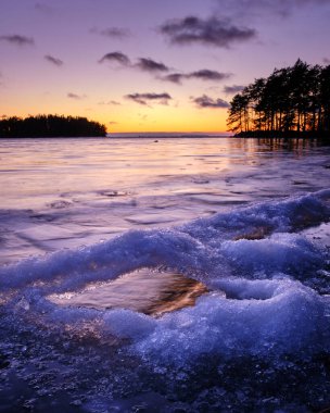 Donmuş gölün üzerinde gün batımı