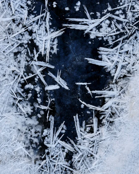 氷の上の雪を閉じて — ストック写真