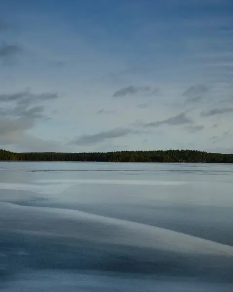 Тучи Над Замерзшим Озером — стоковое фото