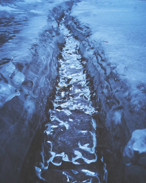 水の上の氷は — ストック写真